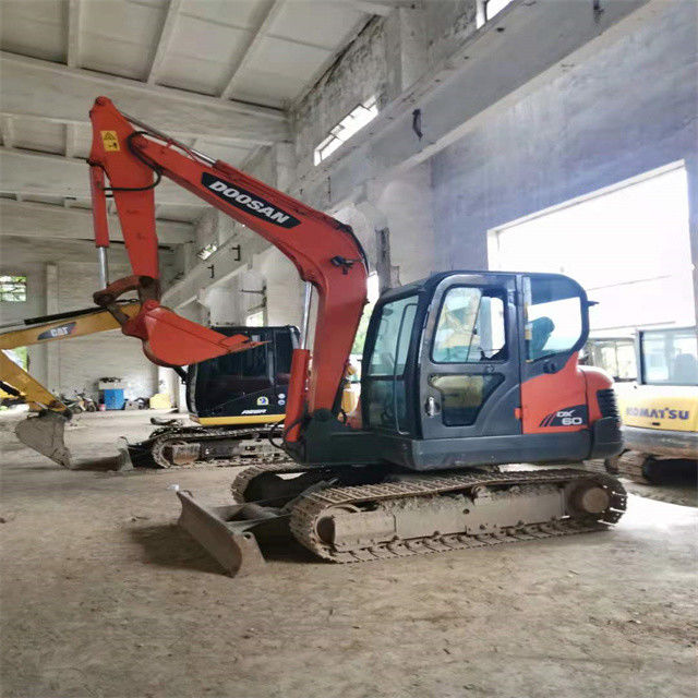 Sẵn sàng để làm việc và có kinh nghiệm sử dụng Hàn Quốc nhập khẩu 6 tấn Doosan DX 55 trong tình trạng tốt