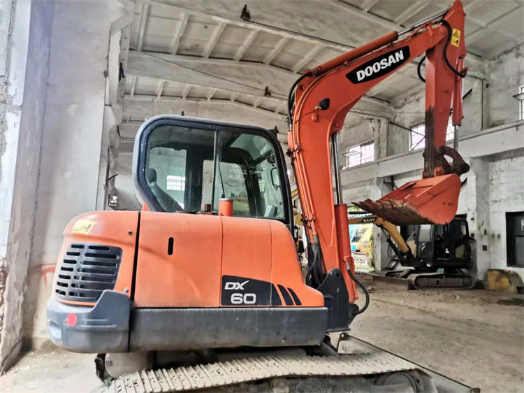 Sẵn sàng để làm việc và có kinh nghiệm sử dụng Hàn Quốc nhập khẩu 6 tấn Doosan DX 55 trong tình trạng tốt