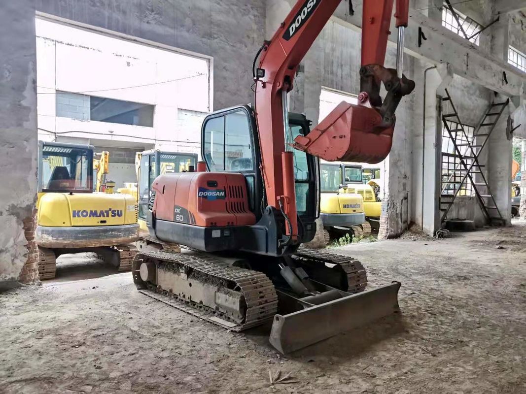6 tấn sẵn sàng để làm việc và có kinh nghiệm sử dụng Hàn Quốc nhập khẩu DOOSAN DX60 trong tình trạng tốt