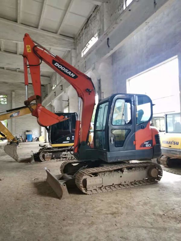 6 tấn sẵn sàng để làm việc và có kinh nghiệm sử dụng Hàn Quốc nhập khẩu DOOSAN DX60 trong tình trạng tốt