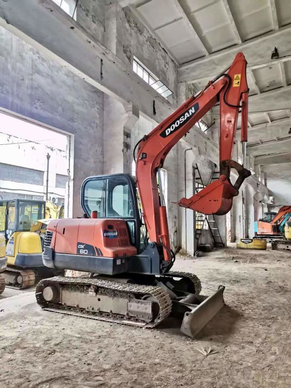 6 tấn sẵn sàng để làm việc và có kinh nghiệm sử dụng Hàn Quốc nhập khẩu DOOSAN DX60 trong tình trạng tốt
