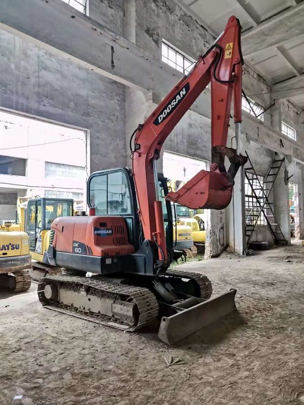6 tấn sẵn sàng để làm việc và có kinh nghiệm sử dụng Hàn Quốc nhập khẩu DOOSAN DX60 trong tình trạng tốt