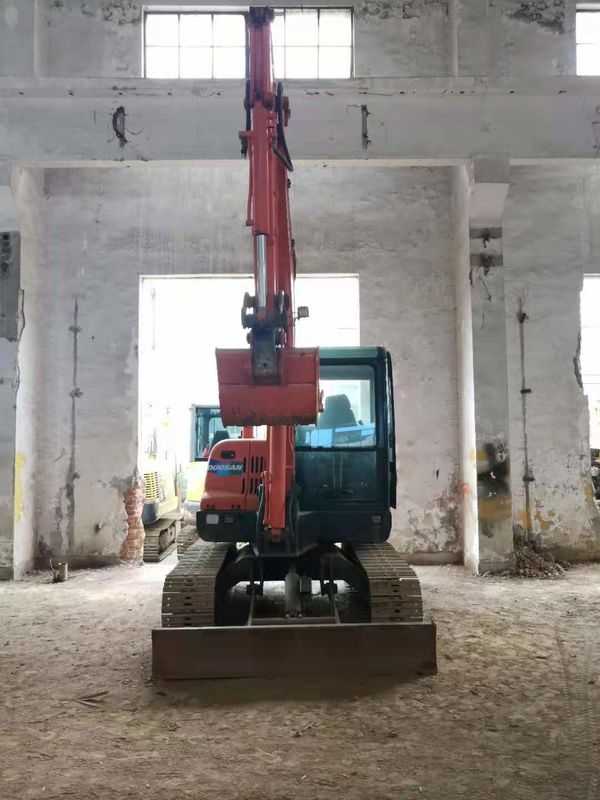 6 tấn sẵn sàng để làm việc và có kinh nghiệm sử dụng Hàn Quốc nhập khẩu DOOSAN DX60 trong tình trạng tốt