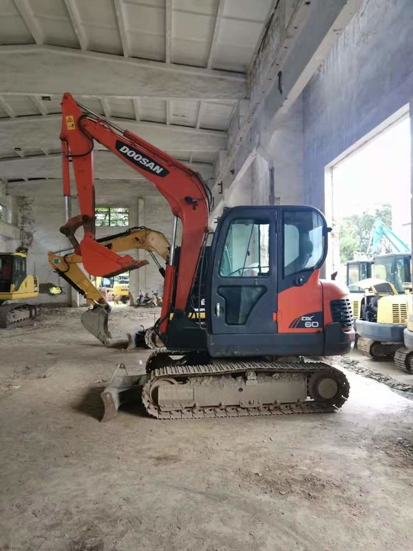 6 tấn sẵn sàng để làm việc và có kinh nghiệm sử dụng Hàn Quốc nhập khẩu DOOSAN DX60 trong tình trạng tốt