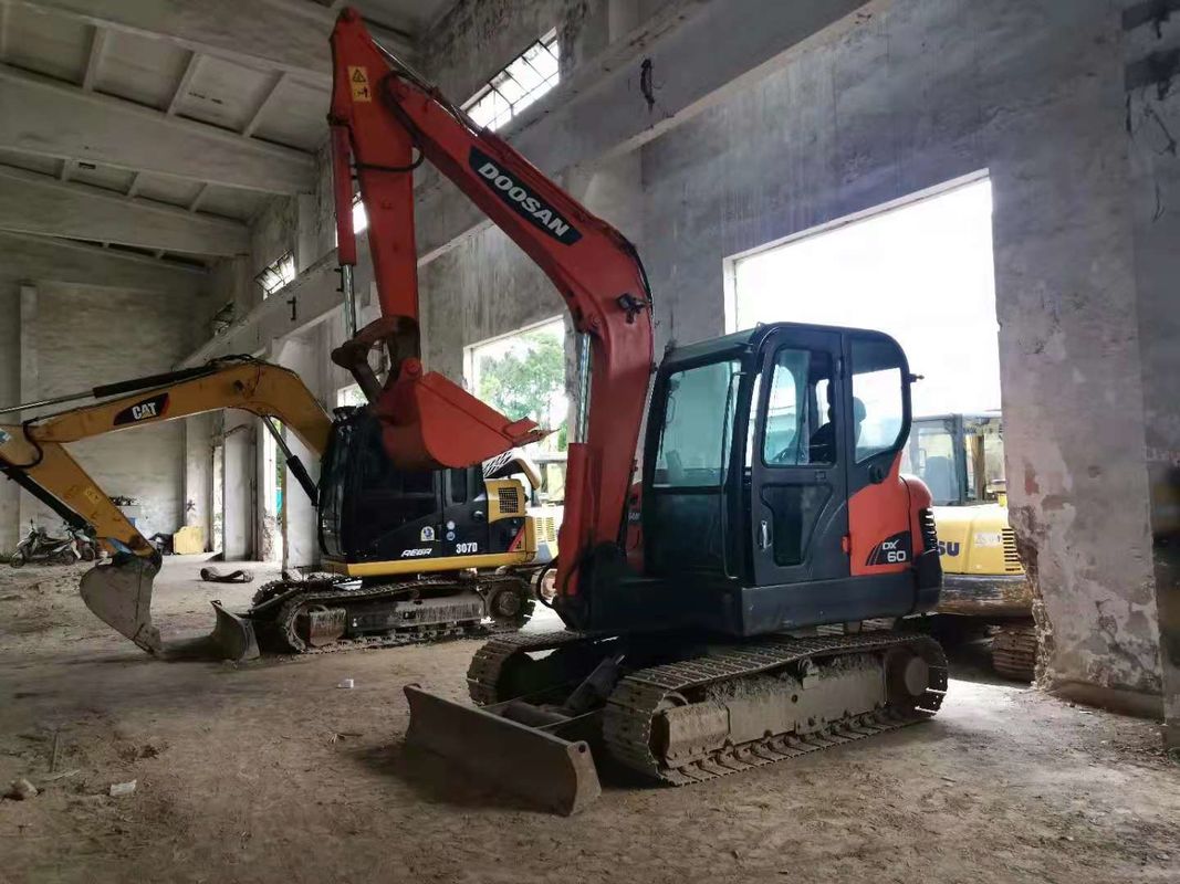 6 tấn sẵn sàng để làm việc và có kinh nghiệm sử dụng Hàn Quốc nhập khẩu DOOSAN DX60 trong tình trạng tốt