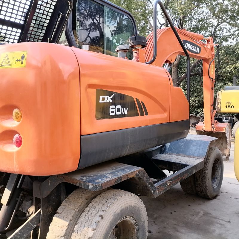 5 tấn Hàn Quốc nhập khẩu 90% mới Doosan DX 60W xe khoan bánh xe cũ với chất lượng cao và hiệu suất tốt nhất để bán