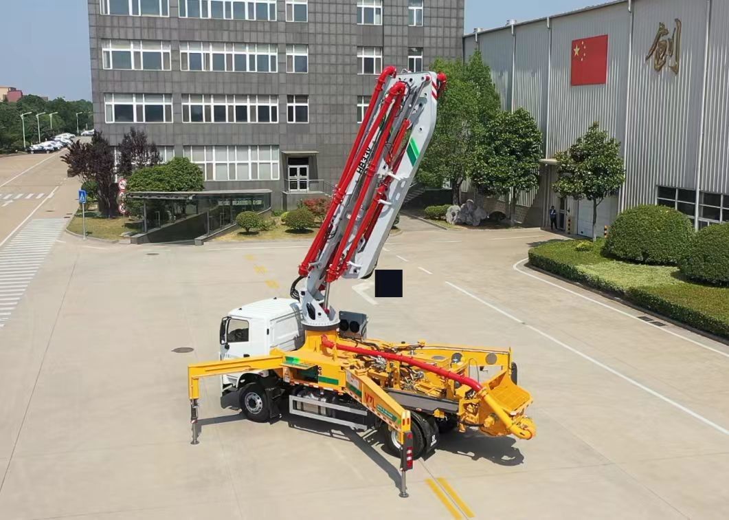 6 × 4 hoặc 8 × 4 ổ đĩa sẵn sàng để làm việc XCMG. HB37A 37 m xe bơm bê tông cho giao hàng bê tông và đổ