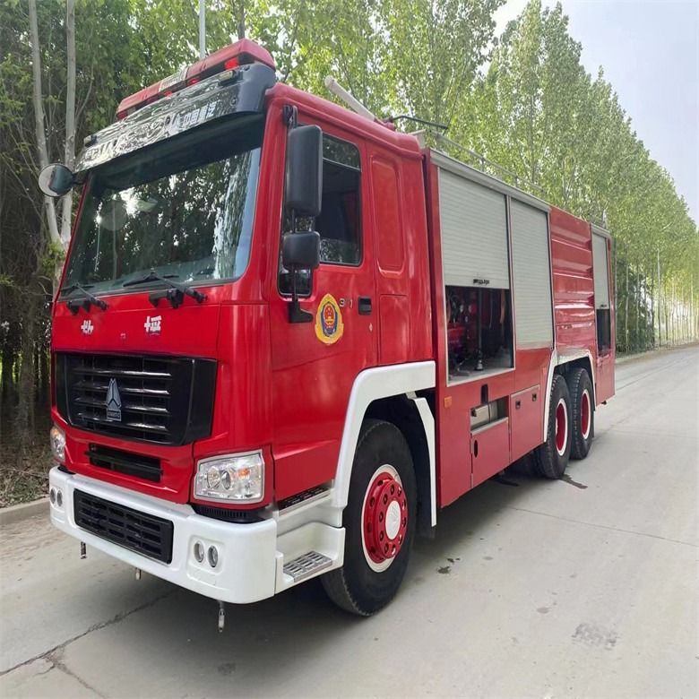 Tình trạng tốt loại nhiên liệu diesel màu đỏ xe cứu hỏa Howo 16cbm hộp số tay