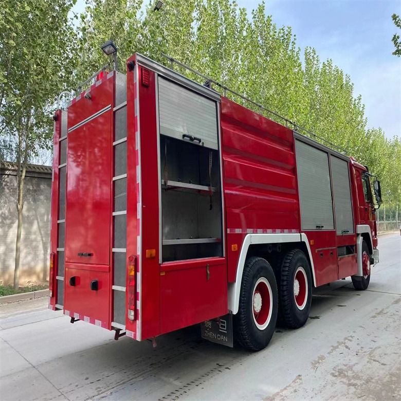 Tình trạng tốt loại nhiên liệu diesel màu đỏ xe cứu hỏa Howo 16cbm hộp số tay