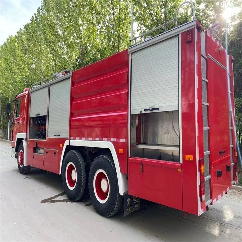 Tình trạng tốt loại nhiên liệu diesel màu đỏ xe cứu hỏa Howo 16cbm hộp số tay
