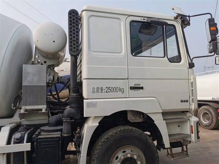 Xách tay thứ hai Shacman F3000 xe tải máy trộn xi măng với tốc độ trộn trống 20r / min