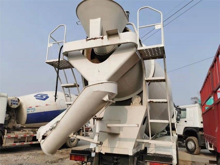 Xách tay thứ hai Shacman F3000 xe tải máy trộn xi măng với tốc độ trộn trống 20r / min