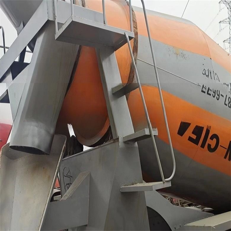 Công trình xây dựng 6*4 Howo Cement Truck Mixer với 371 Hp 375hp Mixing Power