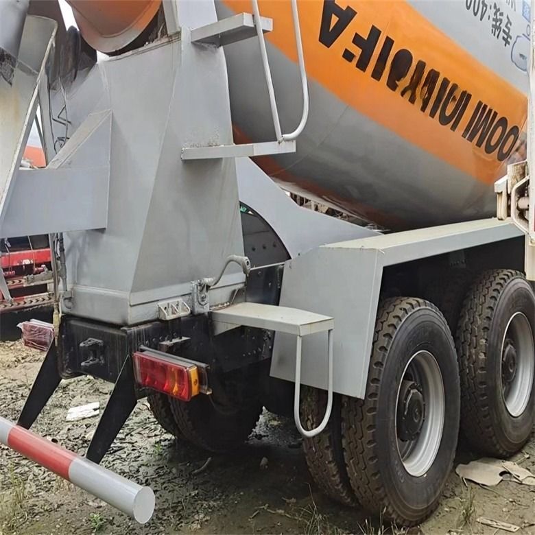 Công trình xây dựng 6*4 Howo Cement Truck Mixer với 371 Hp 375hp Mixing Power