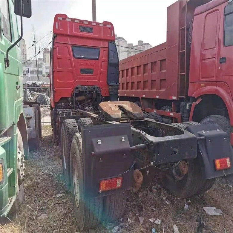 10 Số lượng chuyển động về phía trước được sử dụng Faw máy kéo xe tải nặng 6 * 4 với hệ thống đa phương tiện
