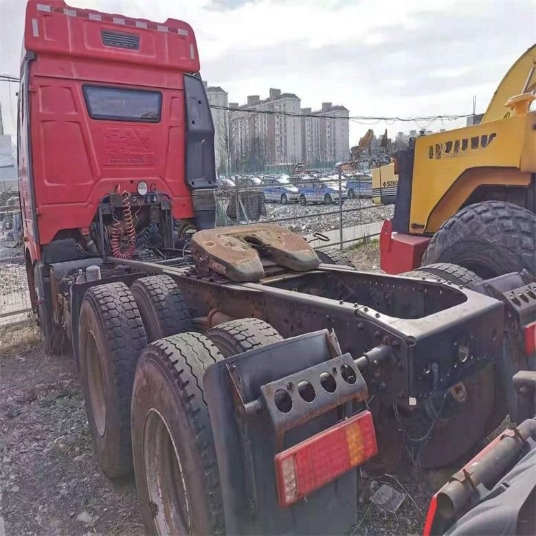 10 Số lượng chuyển động về phía trước được sử dụng Faw máy kéo xe tải nặng 6 * 4 với hệ thống đa phương tiện