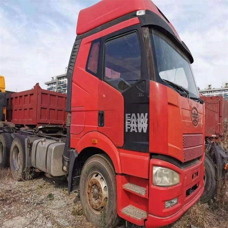 FAW sử dụng xe kéo 6x4 đầu xe tải với hộp số tay và tình trạng tốt