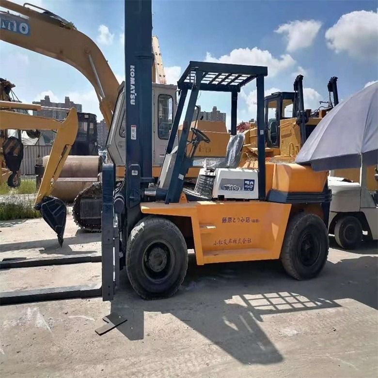 Máy nâng diesel Komatsu FD70 được sản xuất ở Nhật Bản với dung lượng tải 7000kg