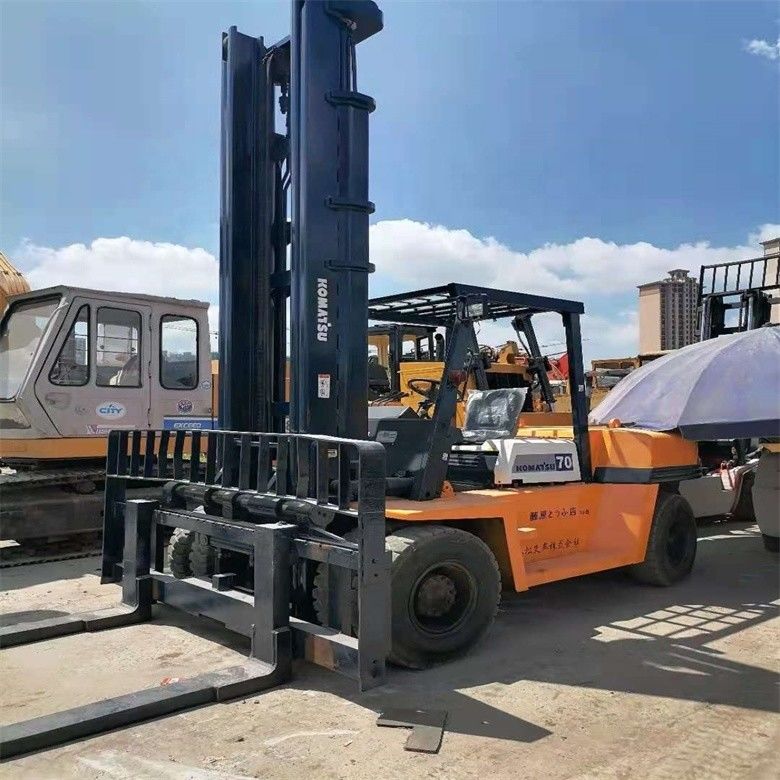 Máy nâng diesel Komatsu FD70 được sản xuất ở Nhật Bản với dung lượng tải 7000kg