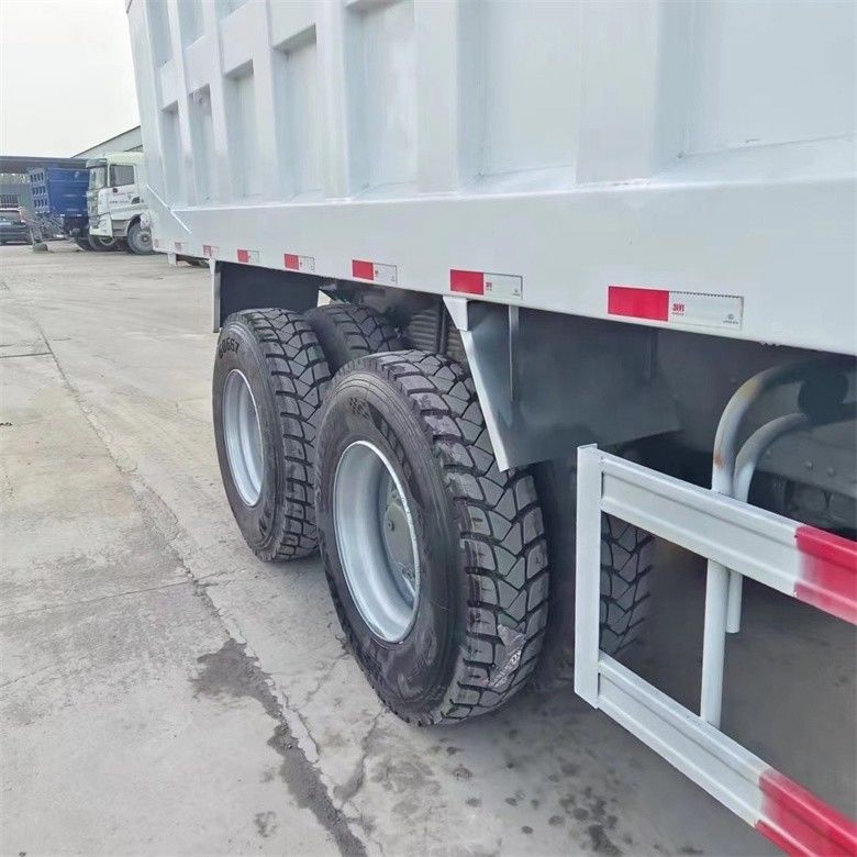 Hệ thống đa phương tiện được trang bị 6x4 Howo Dump Truck Sinotruck 371 LHD với và lái trái