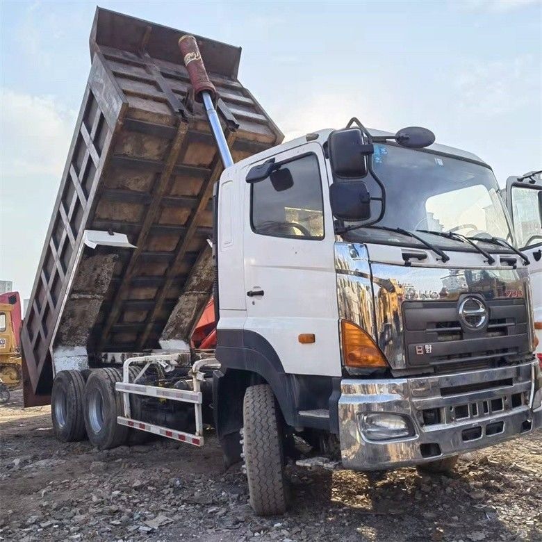 Xe tải đổ rác cũ của Nhật Bản Hino với động cơ YUCHAI trong giờ làm việc 2020