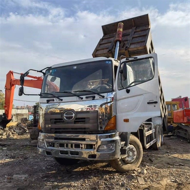 Xe tải đổ rác cũ của Nhật Bản Hino với động cơ YUCHAI trong giờ làm việc 2020