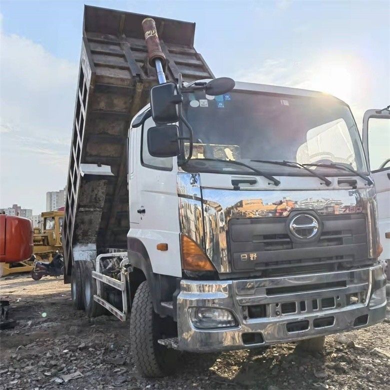 Xe tải đổ rác cũ của Nhật Bản Hino với động cơ YUCHAI trong giờ làm việc 2020