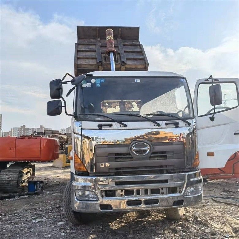 Xe tải đổ rác cũ của Nhật Bản Hino với động cơ YUCHAI trong giờ làm việc 2020