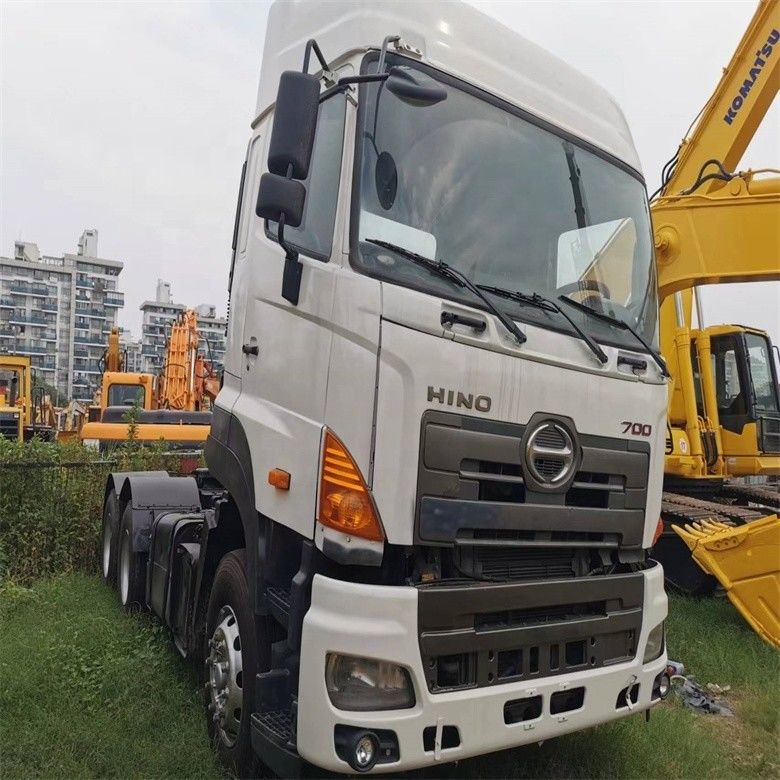 Xe tải đổ rác cũ của Nhật Bản Hino với động cơ YUCHAI trong giờ làm việc 2020