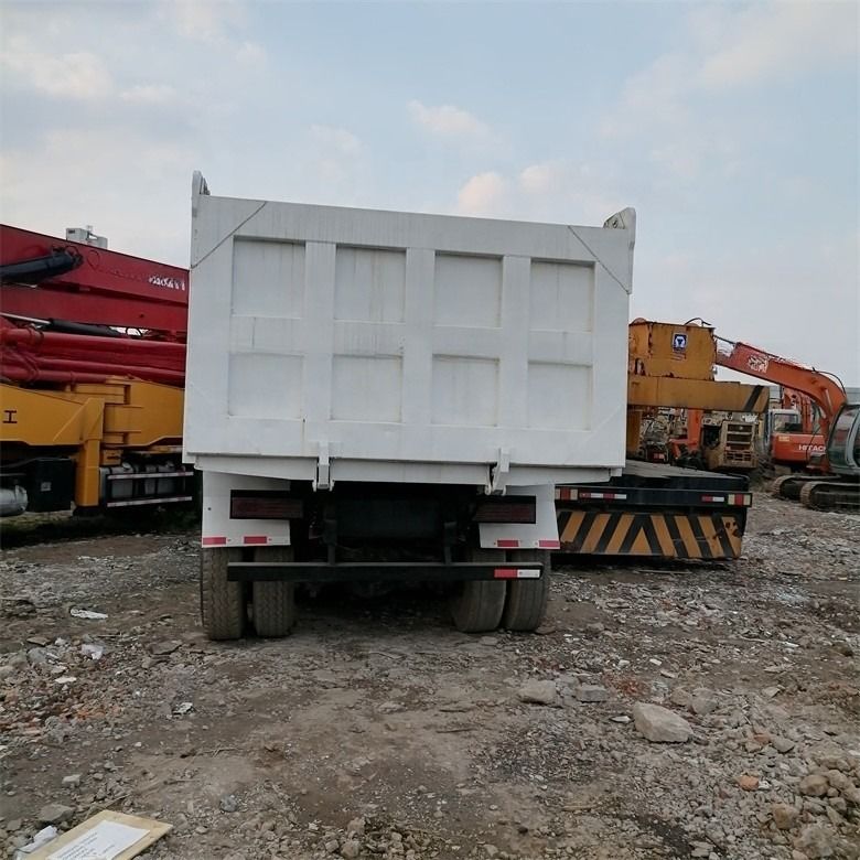 Xe tải đổ rác cũ của Nhật Bản Hino với động cơ YUCHAI trong giờ làm việc 2020