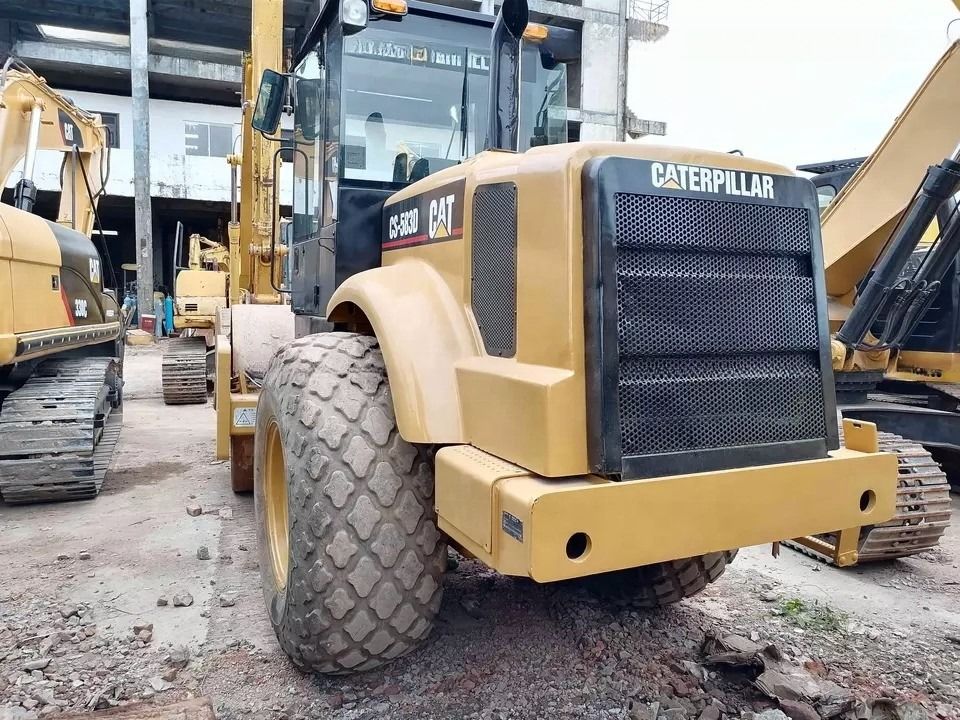 Tình trạng tốt CAT CS-583D Vibratory Single Drum Road Roller với phụ tùng nguyên bản
