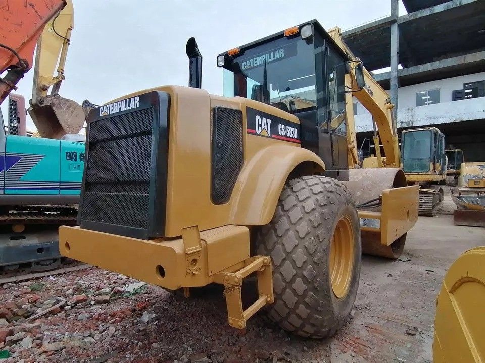 Tình trạng tốt CAT CS-583D Vibratory Single Drum Road Roller với phụ tùng nguyên bản