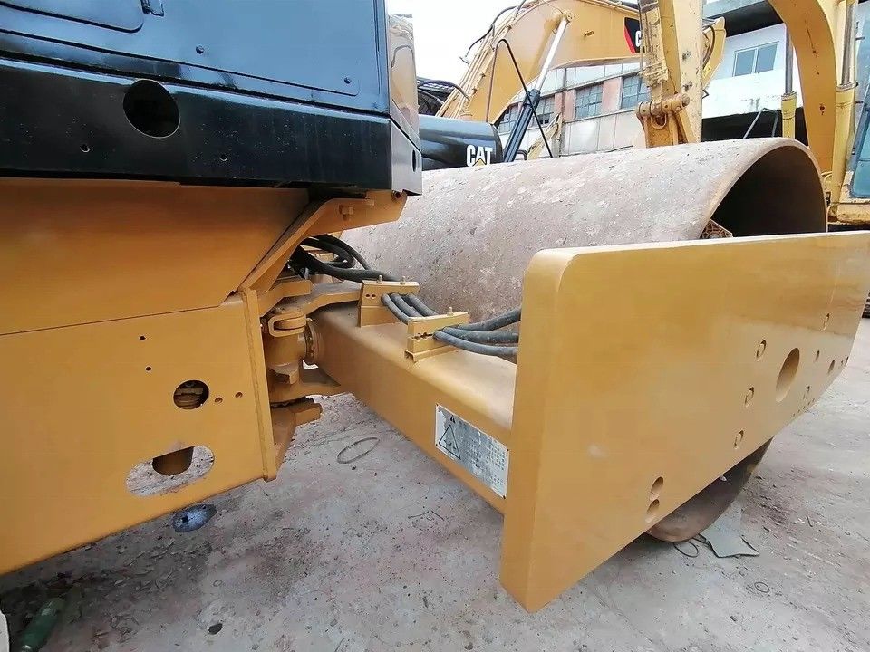 Tình trạng tốt CAT CS-583D Vibratory Single Drum Road Roller với phụ tùng nguyên bản