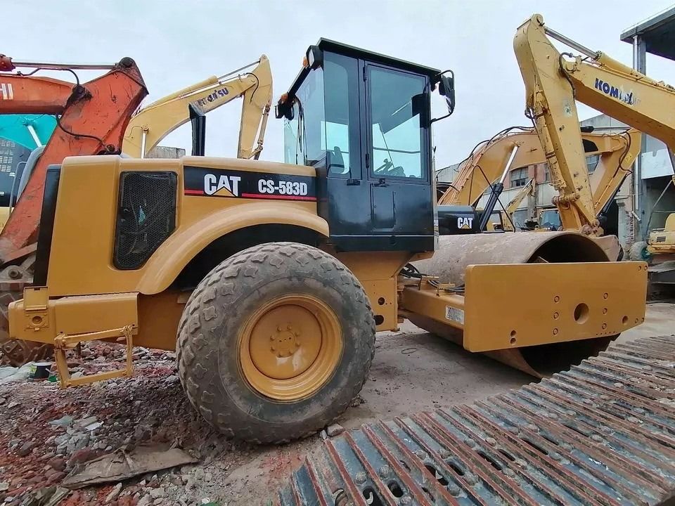 Tình trạng tốt CAT CS-583D Vibratory Single Drum Road Roller với phụ tùng nguyên bản
