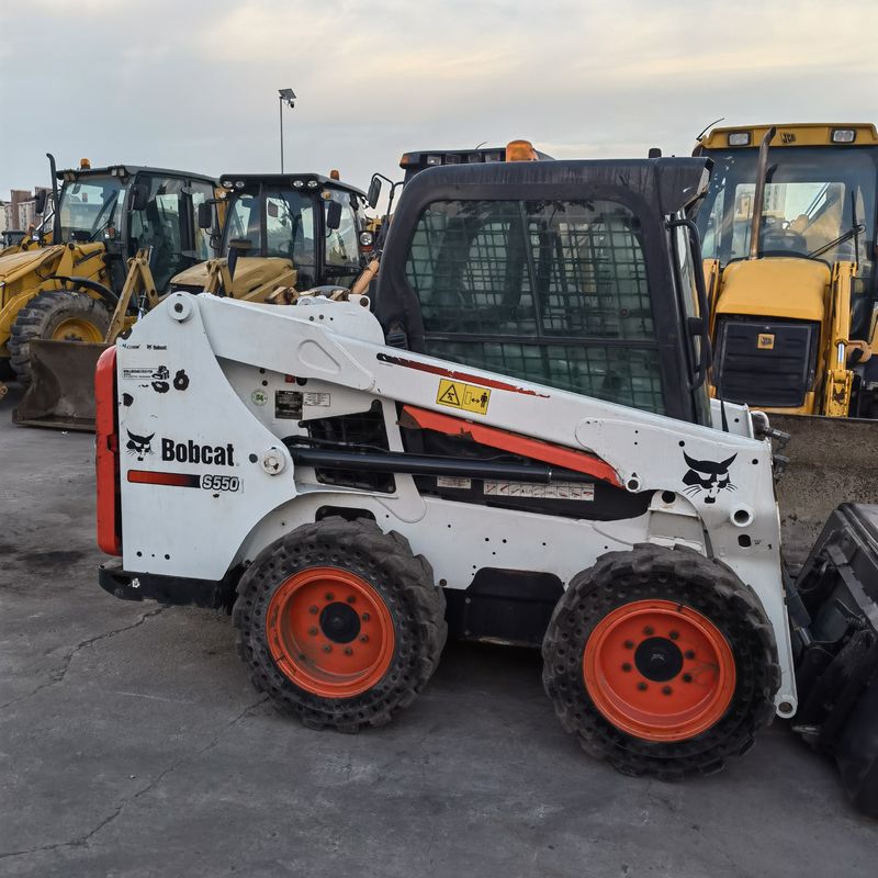 Loader chuyển động loại bánh xe trượt-đánh lái BOCAT S550 Loader sử dụng cho công trình xây dựng làm việc
