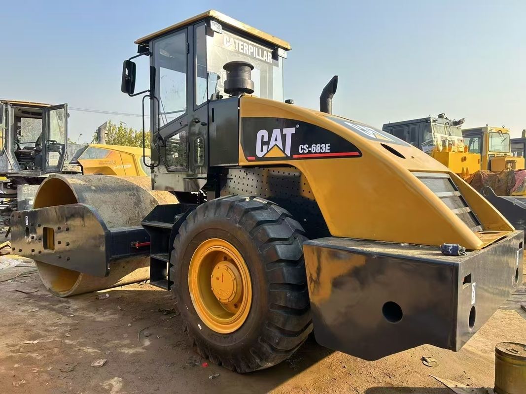 Sử dụng CAT CS-683E Vibratory Roller Compactor 1.8 mm Amplitude 134 kW Sức mạnh động cơ