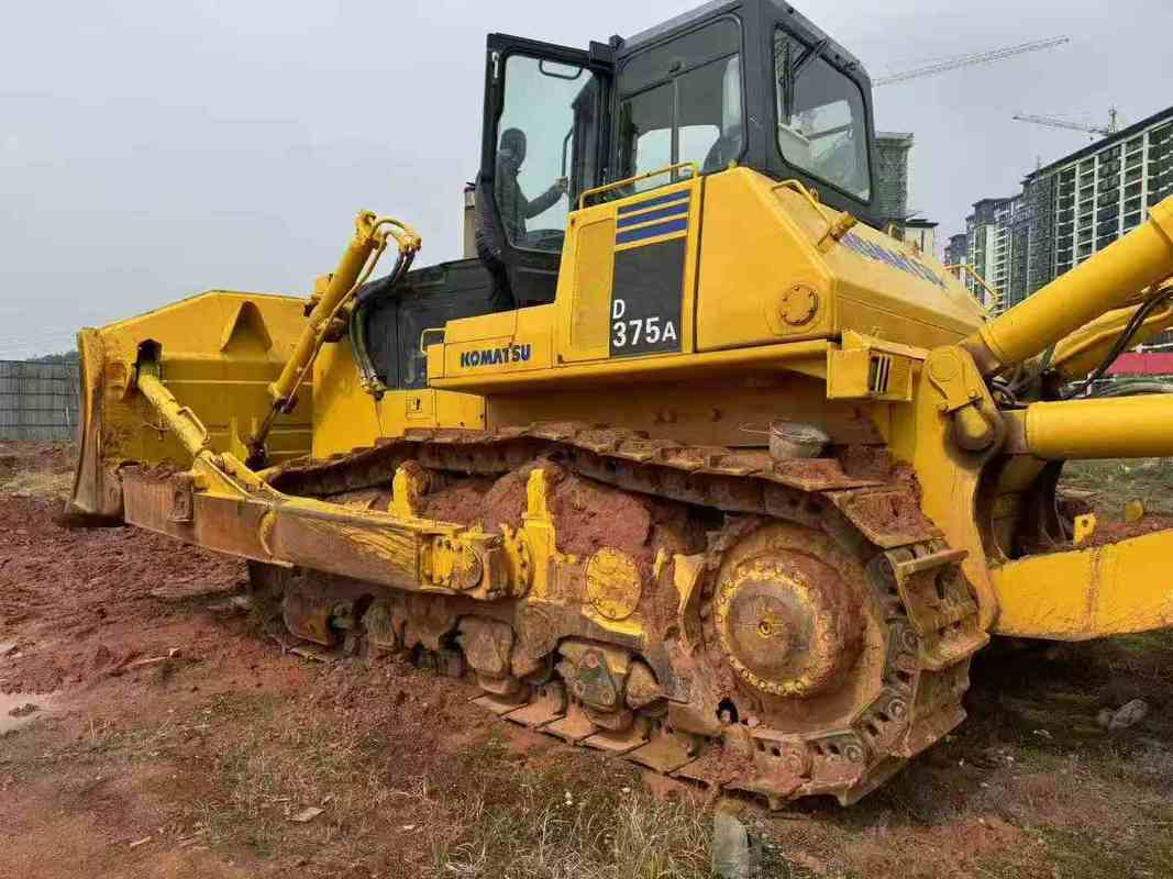 Máy kéo Komatsu D375A-5 dùng để bán. Máy kéo 68 tấn xuất khẩu từ Trung Quốc.