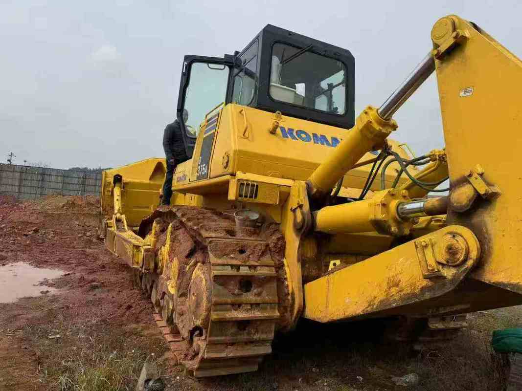 Máy kéo Komatsu D375A-5 dùng để bán. Máy kéo 68 tấn xuất khẩu từ Trung Quốc.