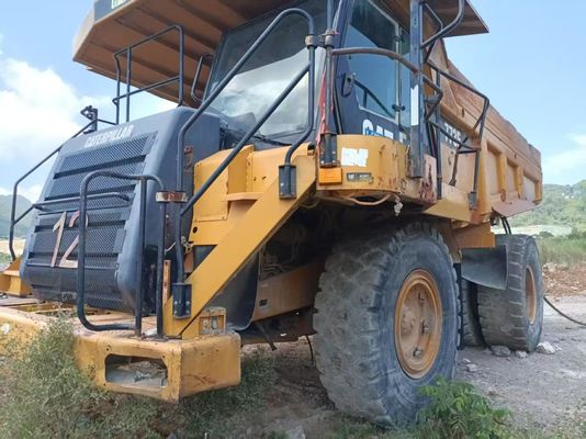 Caterpillar 773E xe tải đổ rác ngoài đường cao tốc